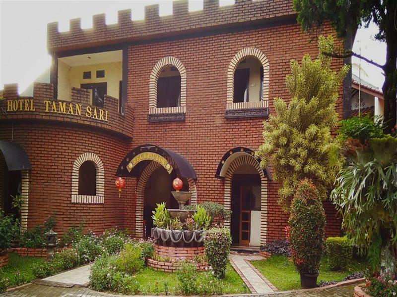Taman Sari Hotel Dan Resort スカブミ エクステリア 写真