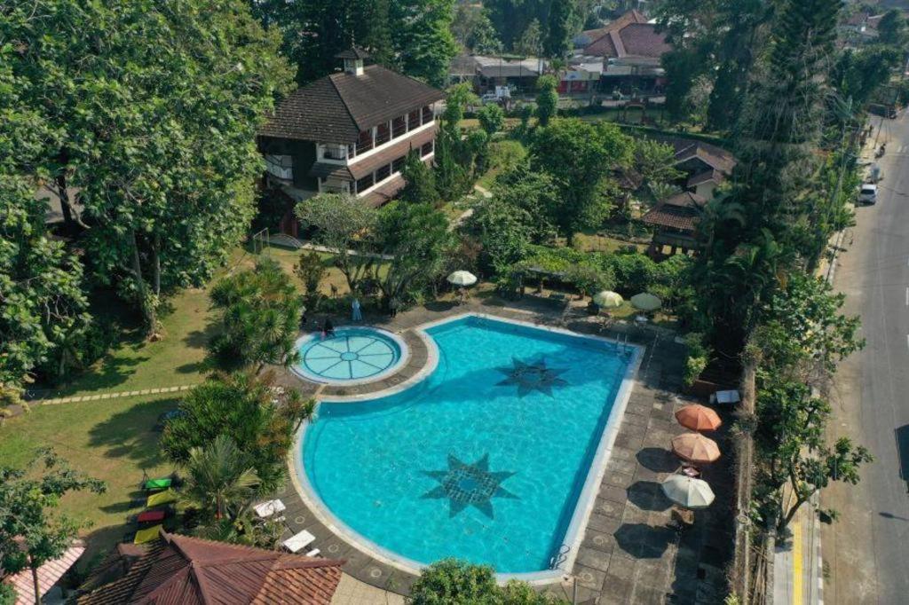 Taman Sari Hotel Dan Resort スカブミ エクステリア 写真
